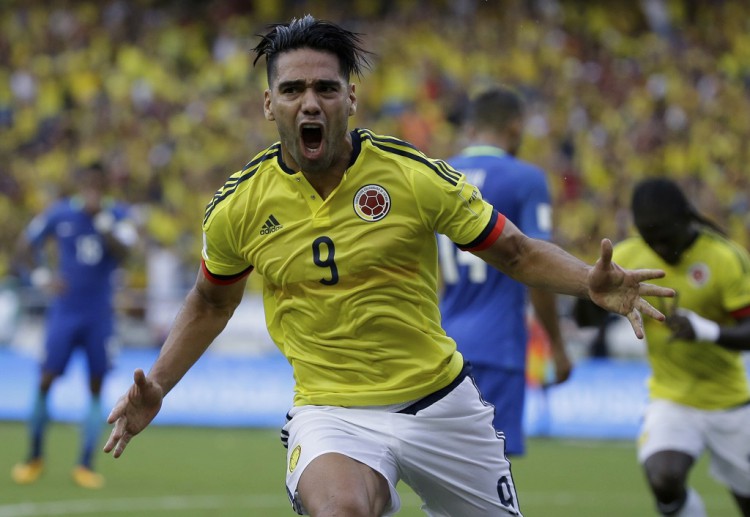 Radamel Falcao san lấp cách biệt từ bàn mở tỉ số trong hiệp một của Brazil giúp Colombia có trận hòa cá cược trực tiếp 1-1