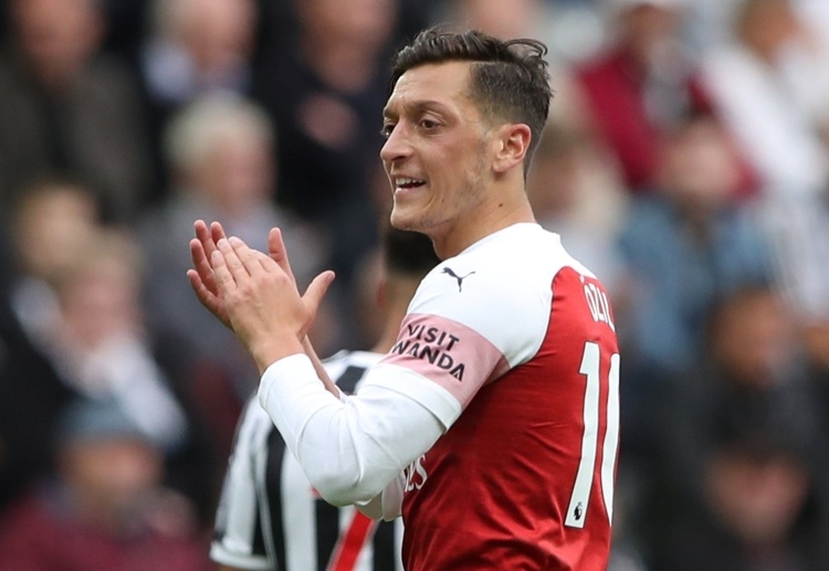 Premier League: Mesut Ozil lại ghi dấu ấn với pha đập nhả đẹp mắt cùng Lacazette