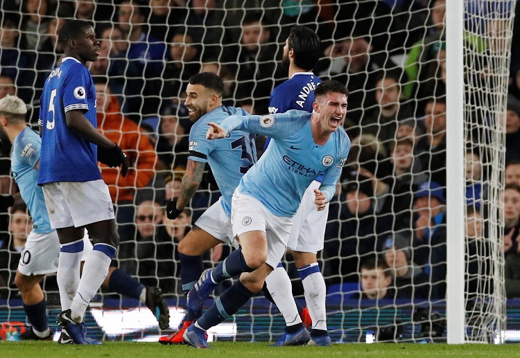 Premier League: các cầu thủ Everton tranh chấp khá quyết liệt