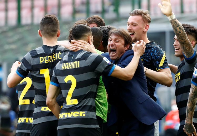 ၉ ရာသီဆက်တိုက် စီးရီးအေ ချန်ပီယံဆုကို အပိုင်သိမ်းထားတဲ့ ဂျူဗင်တပ်စ်ရဲ့ စံချိန်ကို ချိုးဖျက်နိုင်ခဲ့တာ ဖြစ်ပြီး ဂျူဗင်တပ်စ်တို့ကို ၂၀၁၁ ဘောလုံးရာသီကစလို့ ၃ ရာသီဆက် စကူဒက်တိုဖလား ယူပေးခဲ့တာလည်း ကွန်တီ ပဲ ဖြစ်ပါတယ်။