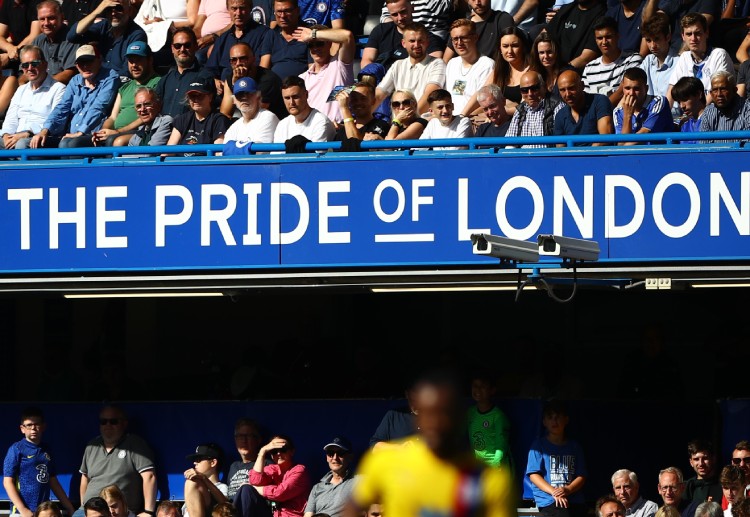 切尔西的球员正在试图粉碎对手防守