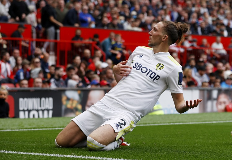 Premier League: Luke Ayling tung ra cú sút xa sấm sét vào góc cao khung thành De Gea gỡ hòa cho Leeds United.