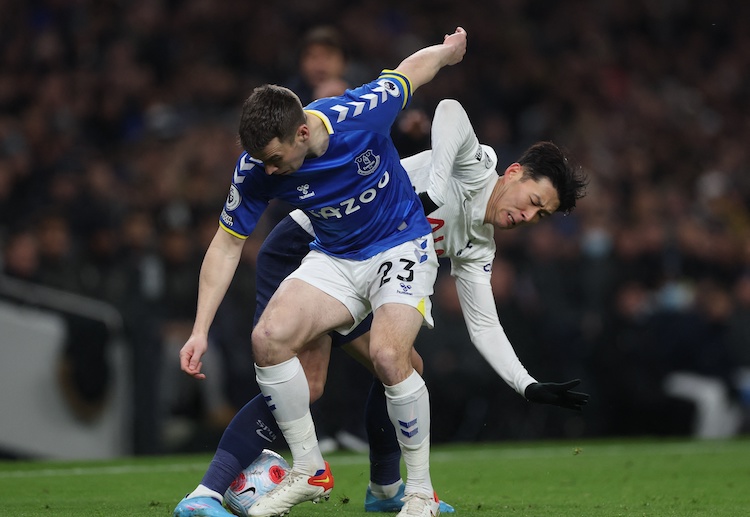 ပရီးမီးယားလိဂ် နောက်ဆုံး ၃ ပွဲဆက် ရဂိုး မရှိ အရှုံးနဲ့ ရင်ဆိုင်ခဲ့ရတဲ့ အဲဗာတန် ကတော့ အဆင့် ၁၇ နေရာမှာ ဆက်လက် ရပ်တည်နေခဲ့ပြီး တန်းဆင်းဇုန် ဖိအားတွေလည်း ပိုပြီး များသွားခဲ့ပါတယ်။