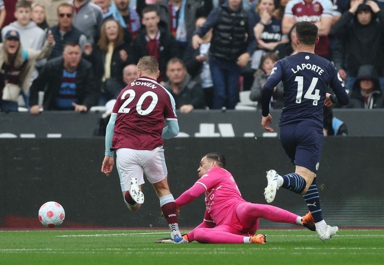 ဦးဆောင်ဂိုးတွေ သွင်းပြီးမှ သရေ တစ်မှတ်နဲ့ပဲ ကျေနပ်ခဲ့ရတဲ့ ဝက်စ်ဟမ်း ကတော့ ပရီးမီးယားလိဂ် အဆင့် ၇ နေရာမှာ ဆက်လက် ရပ်တည်နိုင်ခဲ့ပြီး ယူရိုပါလိဂ် ဝင်ခွင့် အတွက် မန်ချက်စတာယူနိုက်တက်ကို ၂ မှတ် အကွာနဲ့ ဆက်လက် ဖိအားပေးနေဆဲ ဖြစ်ပါတယ်။