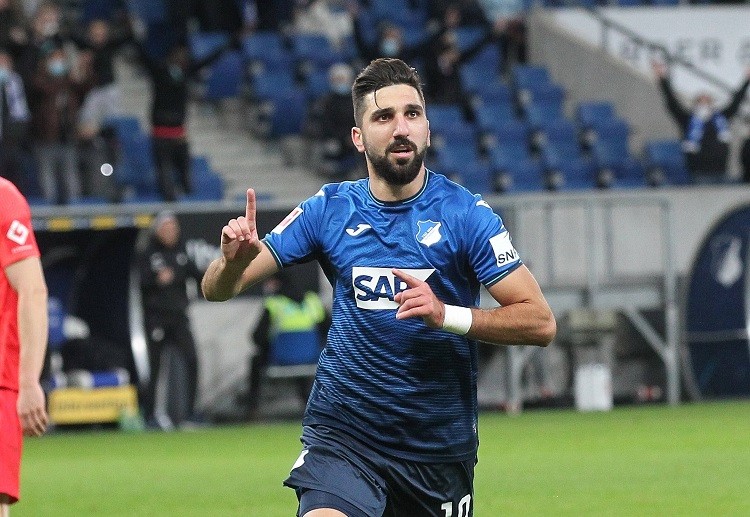 德甲 霍芬海姆的球员正在尝试得分 