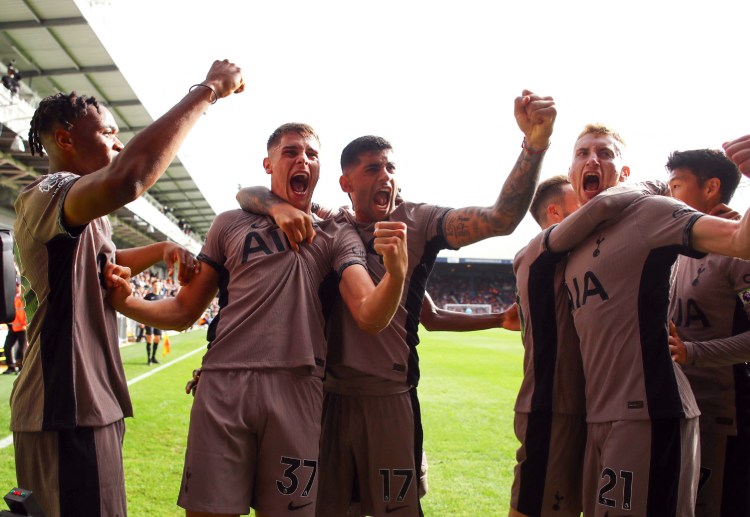 Premier League: Tottenham tạm vươn lên ngôi đầu