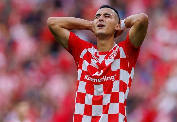 Anwar El Ghazi jadi pemain sayap di pertandingan sepak bola