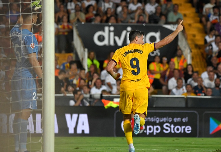 Robert Lewandowski scored 2 goals to earn their first 3 La Liga points against Valencia