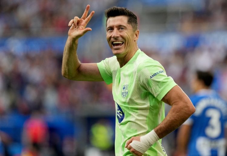 Robert Lewandowski scored a hat-trick in Barcelona's victory over Deportivo Alavés in La Liga