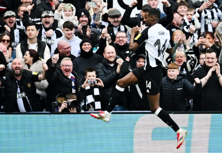 英联杯 伊萨克是纽卡斯尔联攻城拔寨的利器，过去5次对阵利物浦攻入4球，他是球队最有威胁的进攻点。