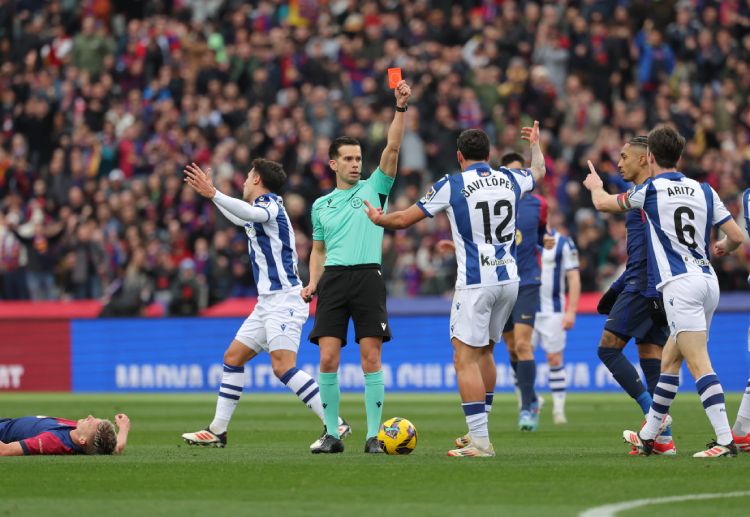 西甲联赛 埃卢斯通多染红,皇家社会少一人。