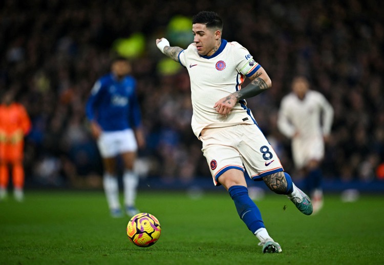 သတင်းတွေအရ ဆိုရင်တော့ လာလီဂါ ကလပ်က အန်ဇို ဖာနန်ဒက်ဇ်ကို အာဂျင်တီးနား ကလပ် ရေးဗားပလိတ်နဲ့ ဘင်ဖီကာမှာ ကစားစဉ်ကတည်းက စောင့်ကြည့်နေခဲ့တာ ဖြစ်ကြောင်း သိရပါတယ်။