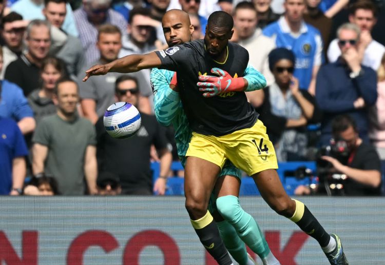 英超联赛 面对埃弗顿的反扑，门将桑切斯表现稳健，先后化解了贝托和盖耶的凌空攻门。