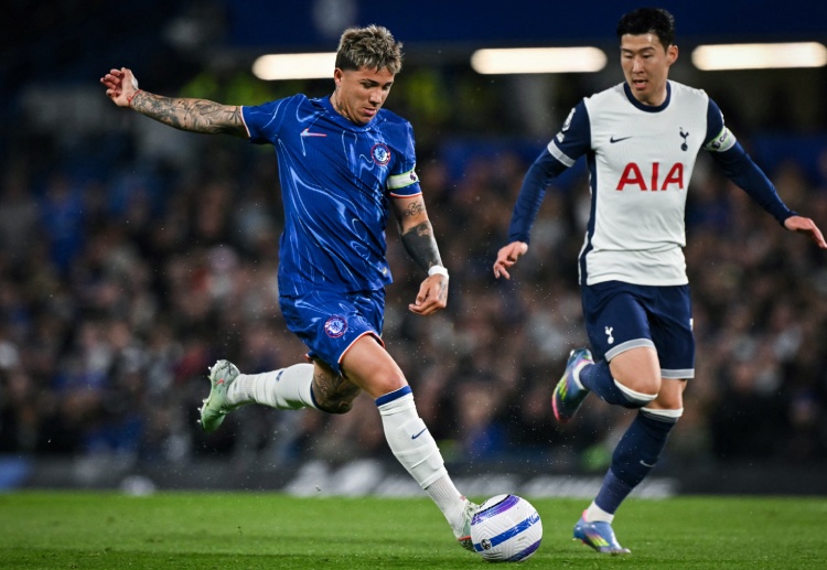 英超联赛 上半场，热刺仅有孙兴慜的小角度射门造成威胁，但被桑切斯扑出。