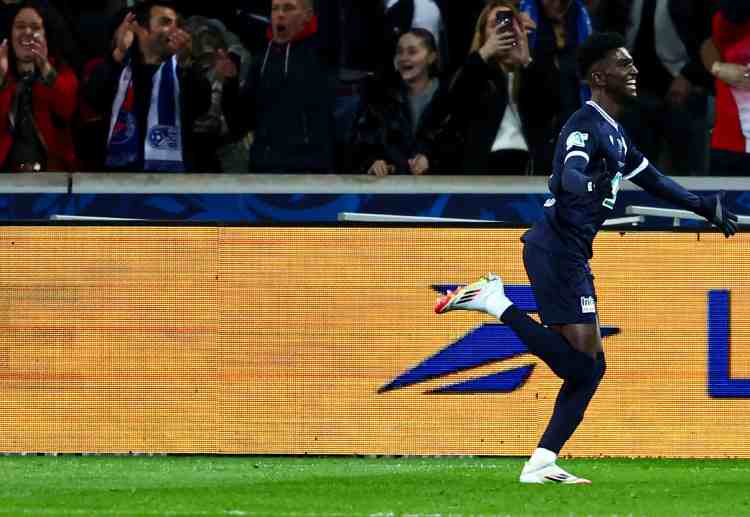 法国杯 敦刻尔克在比赛上半场开局阶段表现出色,一度以2比0领先巴黎圣日尔曼。