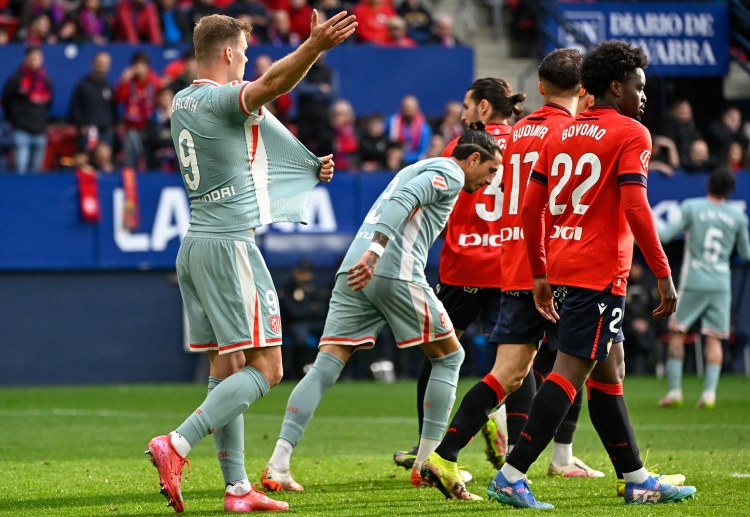 西甲联赛 第35分钟，索尔洛特头球被门将没收，无缘扳平。