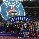 法国杯 巴黎圣日尔曼球员在赛后颁奖仪式上热烈庆祝，再次捧杯续写辉煌。