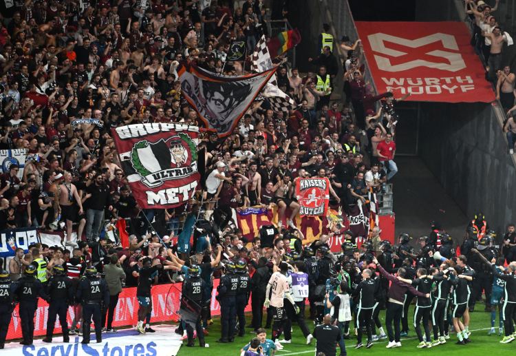 法甲联赛 随着重返法甲的晋级到手，梅斯球员尽情庆祝。