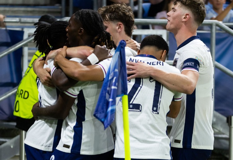 ဒါ့အပြင် အင်္ဂလန်ကို ဥရောပ ယူ ၂၁ ချန်ပီယံရှစ် ပြိုင်ပွဲမှာ နှစ်ကြိမ်ဆက် ဆုဖလား ရယူပေးခဲ့တဲ့ နည်းပြ လီ ကာစလေ ကတော့ ယခင် ၂ ကြိမ် ချန်ပီယံ ဖြစ်စေခဲ့တဲ့ ဒေ့ဗ်ဆက်တန်ရဲ့ စံချိန် ကိုလည်း လိုက်မှီသွားခဲ့ပါတယ်။