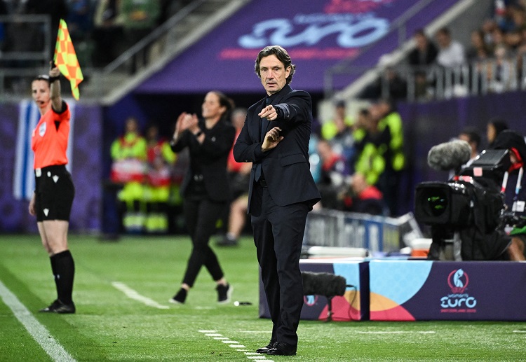 欧锦赛 法国女足在上一场比赛中以5比2击败荷兰，黛芬妮·卡斯卡里诺攻入两球，帮助球队顺利取胜。