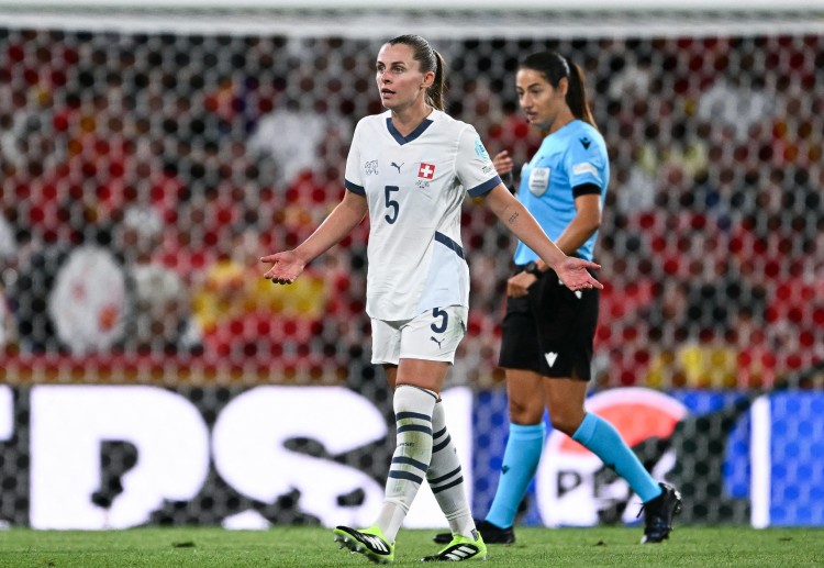 欧锦赛 瑞士在第88分钟因诺埃尔·马里茨被红牌罚下,比赛以10人完成。