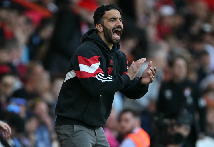 မန်ချက်စတာယူနိုက်တက် ကတော့ ပြီးခဲ့တဲ့ ရာသီက ပရီးမီးယားလိဂ်ကို အသင်းရဲ့ သမိုင်းတစ်လျှောက် အဆိုးရွားဆုံး ရာသီတွေထဲက တစ်ခု အဖြစ် အဆင့် ၁၄ နေရာနဲ့ သိမ်းခဲ့ရတာ ဖြစ်ပါတယ်။