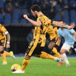 စီးရီးအေ ဝါရင့် ကွင်းလယ်လူ ကိုတော့ ပရီးမီးယားလိဂ် ကလပ် မန်ချက်စတာယူနိုက်တက်နဲ့ ဖူလ်ဟမ် တို့က ဒီနွေရာသီမှာ ယူရိုသန်း ၄၀ နဲ့ ခေါ်ယူဖို့ စဉ်းစားနေကြောင်း သိရပါတယ်။