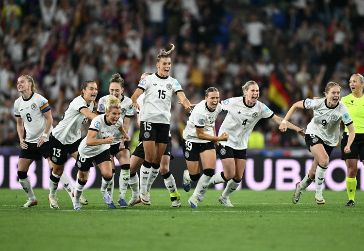 欧锦赛 在少一人的情况下，德国女足以6比5战胜法国，晋级四强，球员们在场上尽情庆祝。