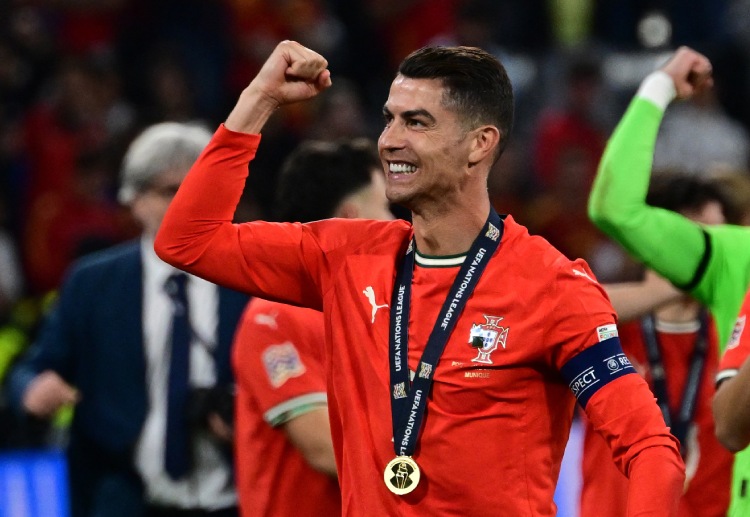 足球  C罗和乔治娜经历悲痛失去男婴，但迎来了健康的女儿Bella Esmeralda。