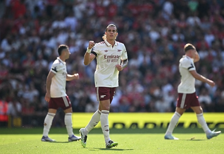 英超联赛 头球建功