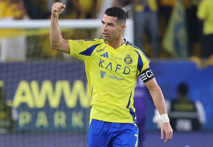 足球 乔治娜分享求婚照，闪亮钻戒成为焦点，确认与C罗的爱情承诺。