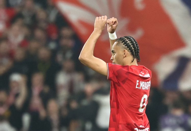 法甲联赛  埃唐·姆巴佩进球后指向基利安·姆巴佩并模仿其庆祝动作。