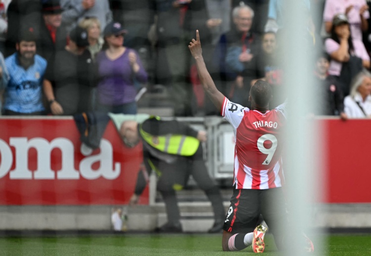 英超联赛 伊戈尔·蒂亚戈在上轮比赛中梅开二度，帮助布伦特福德3比1力克曼联。