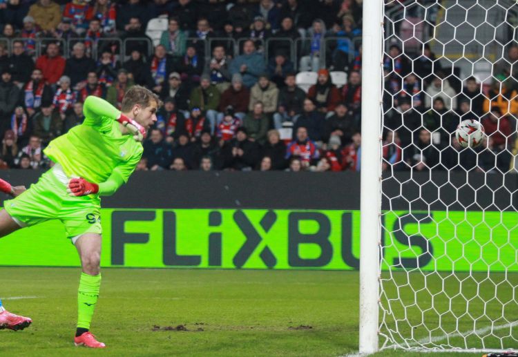 意甲联赛  拉齐奥门将普罗韦德尔多次神扑，成为取胜关键。