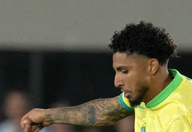 国际友谊赛 巴西门将埃德森表现出色，数次扑救挽救了球队。