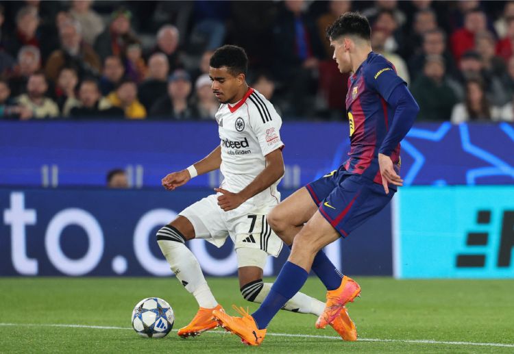 欧冠联赛 克瑙夫冷静推射破门,使法兰克福客场先拔头筹。