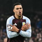 英超联赛 维拉2比1战胜曼联，主帅埃梅里在场边高举双臂，尽显激动