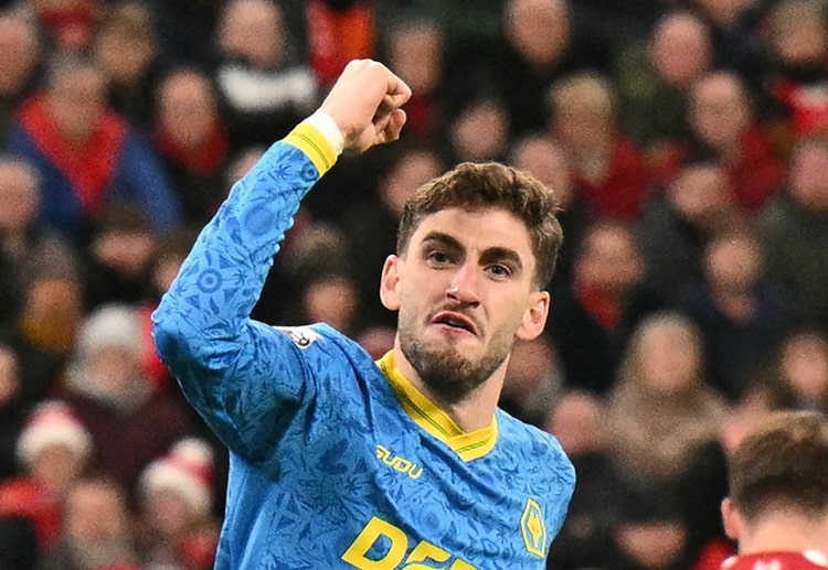 英超联赛 下半场，布埃诺抓住机会补射，为狼队扳回一球