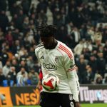 英超联赛 新援塔米·亚伯拉罕的加盟，为阿斯顿维拉争夺本赛季的英超冠军注入了新的活力，进一步增强了球队的攻击力。