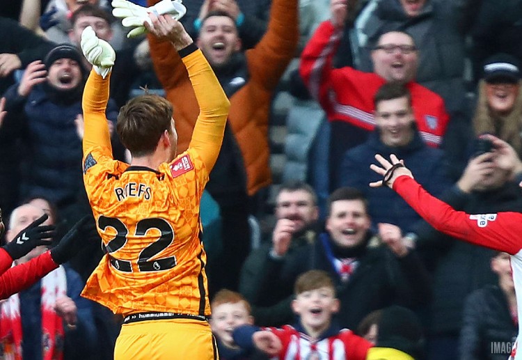 Robin Roefs looks to deliver a standout Premier League performance as Sunderland take on Fulham