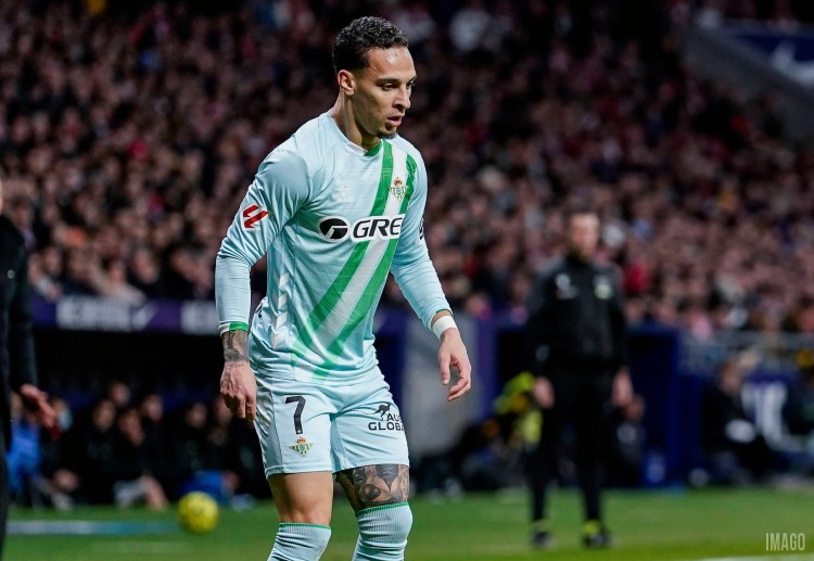 西甲联赛 安东尼禁区内倒挂金钩破门,助贝蒂斯取得领先。