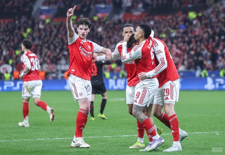 欧冠联赛 安德里希高高跃起，力压防守球员头球破门，帮助勒沃库森1比0领先。