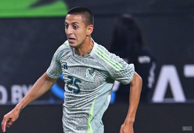 A fierce international friendly match, Mexico vs Portugal