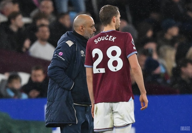 英超联赛  绍切克把握住迪乌夫解围不远的失误，为西汉姆联追回一球。