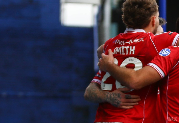 足总杯  雷克瑟姆依靠萨姆·史密斯和温达斯曾两次领先。