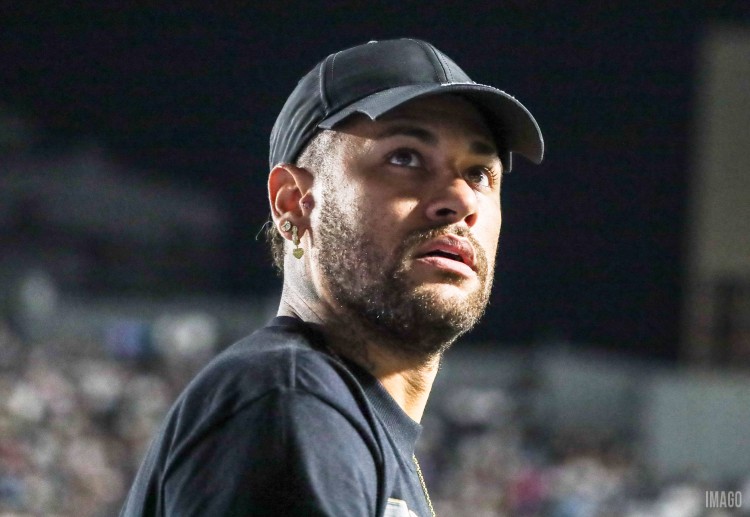 ဘောလုံးဟာ အမြတ်အစွန်း အရမ်း များတဲ့ လုပ်ငန်း တစ်ခု ဖြစ်ပြီး ကလပ်တွေဟာ ထူးချွန်တဲ့ ကစားသမားတွေကို ဆွဲဆောင်ဖို့ အတွက် ငွေကြေး အမြောက်အမြား သုံးစွဲလေ့ ရှိပါတယ်။